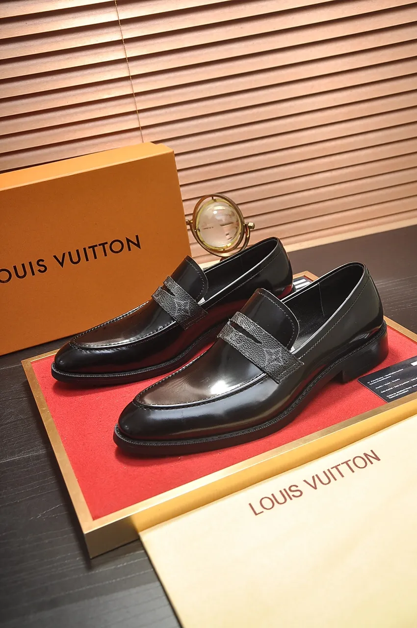 Men's men's shoes 💰460💶 [LV] (all high-end sheep lining) 🍀LV's latest genuine leather business suit shoes are launched simultaneously on the official website. The first-layer cowhide imported from Italy is made of heavy gold, 💥official website 1:1 rubber outsole. Versatile to wear, high-end without losing class, and the color combination is extraordinary. This four-season style is alluring when worn on your feet, showing off your big-name flair. Standard code 38-45 (45 customized)